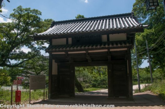This gate is probably the oldest structure in the site. This gate originally came from Najima castle. It was built in 1587. When Najima castle was pulled down this gate was used for the residence of Kamon Hayashi, a Kuroda retainer within Fukuoka castle. This is the only structure left from Najima castle.